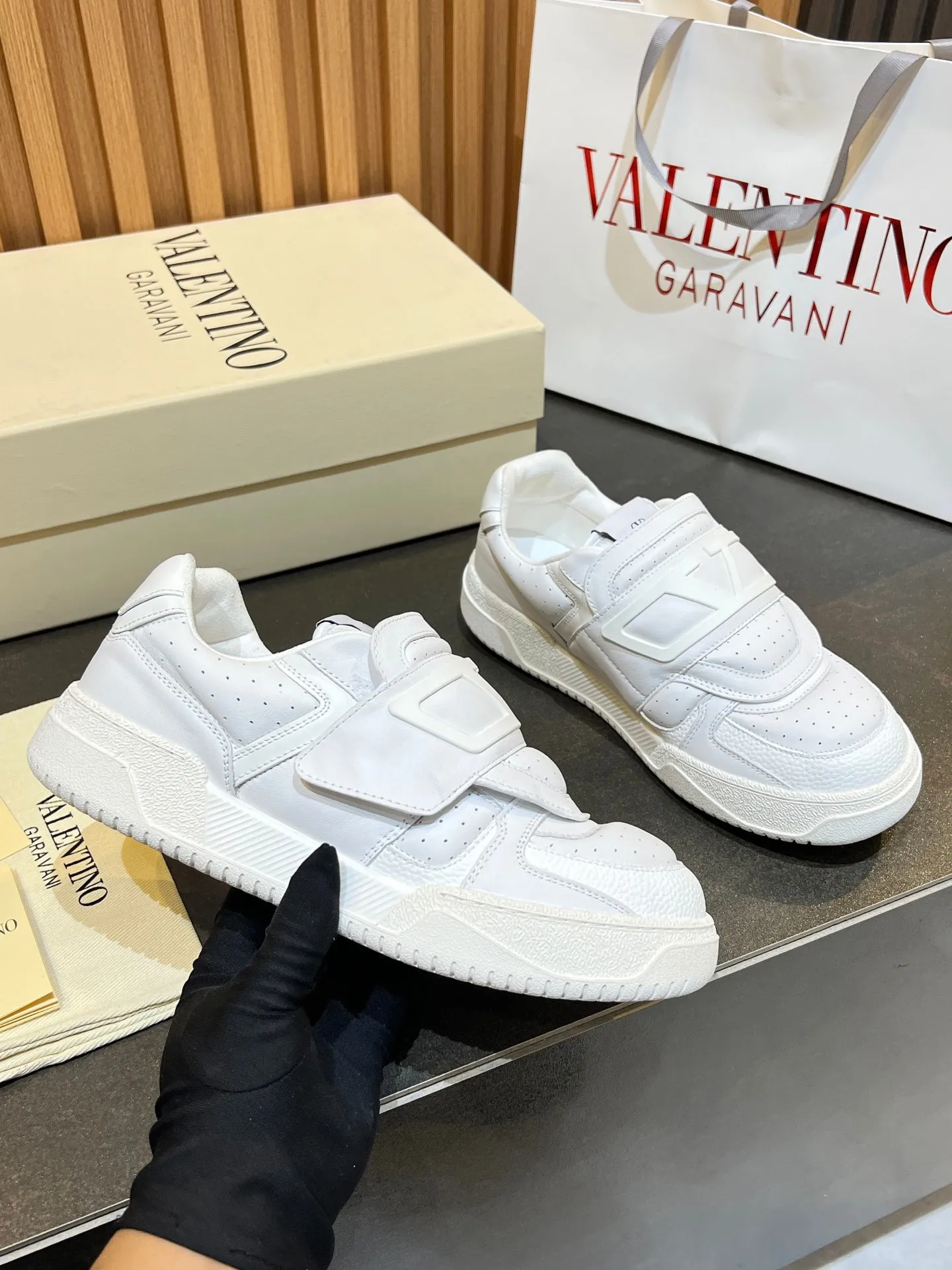Men's men's shoes 💰760 VLTN Valentin 𝑶𝒏𝒆𝑺𝒕𝒖𝒅 Couple's sneaker series Valentino 2025 new couple's sneakers are on sale. The original ZP purchased and disassembled. Repeated pattern making and modification. The strength must be restored one to one! Top luxury masterpiece Velcro design Soft and comfortable imported calfskin 🧧brings excellent and elegant texture and excellent on-foot comfort Top purchasing version upper: imported calfskin surface/original oil edge craftsmanship Inner: water-dyed cowhide lining Outsole: original development 𝐓𝐏𝐔 two-color combination outsole Packaging: original configuration complete package Code number: 35-46 (45 46 customized)